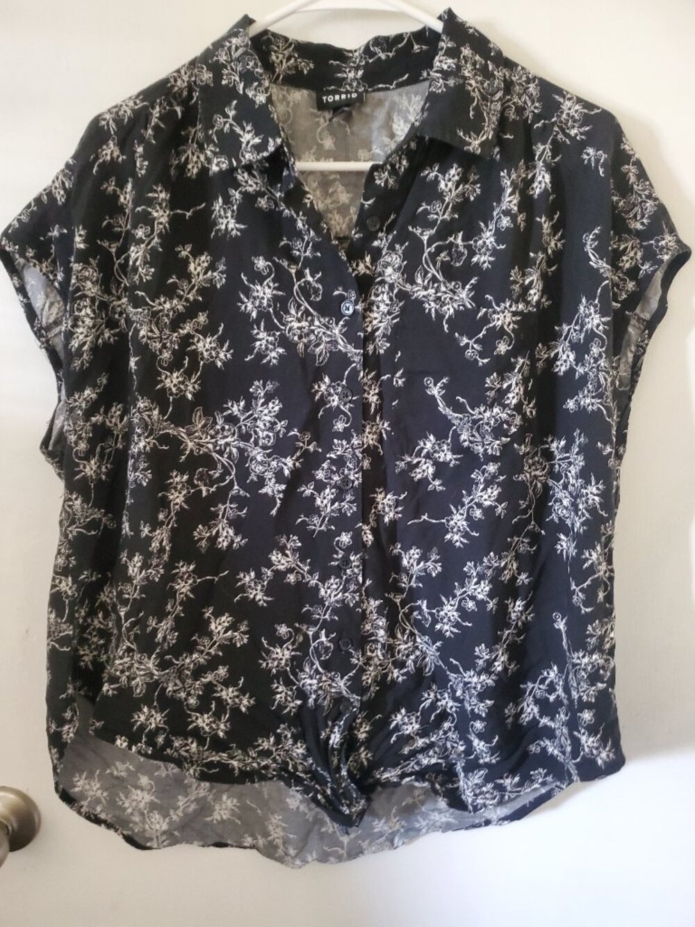 Torrid 00 black and white floral button up
